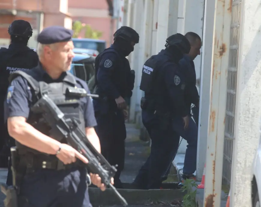 VARAŽDIN POD OPSADOM: PRVE FOTOGRAFIJE SRĐANA MLAĐANA NAKON 5 GODINA, POLICIJA NAORUŽANA DO ZUBA DOVODI BRUTALNOG UBOJICU