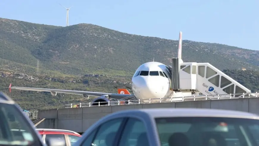PUTNIČKI ZRAKOPLOV MORAO PRISLINO SLETJETI U SPLIT, POJAŠNJENO ŠTO SE DOGODILO