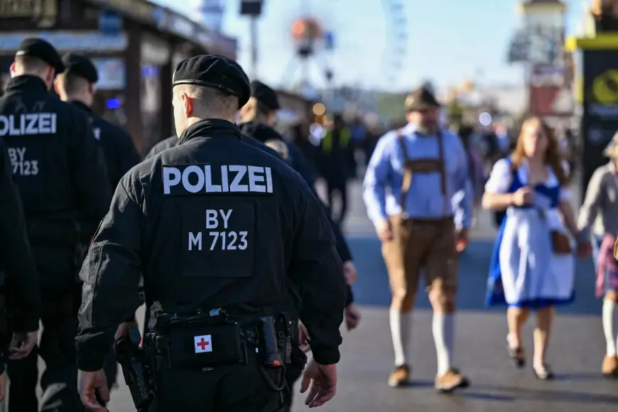 NAPADNUTA POLICIJSKA KONJICA U MUNCHENU, UNIŠTENO NEKOLIKO VOZILA KAO I ŠTALE