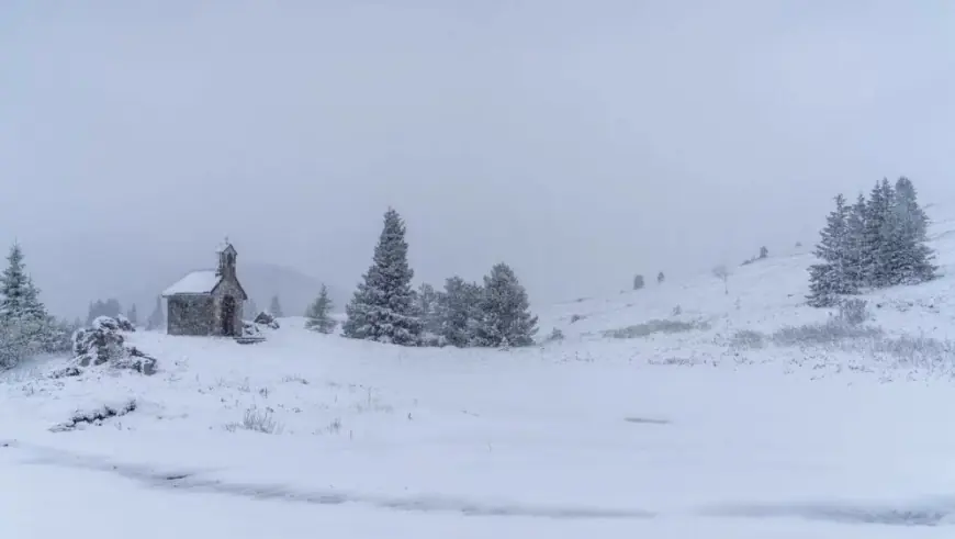 ZIMSKA IDILA U SVIBNJU: SNJEŽNE PAHULJE ZABIJELILE VELEBIT, POGLEDAJTE PRIZORE