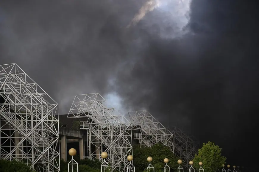 VELIKI POŽAR KOD BOLNICE U BLATU. POLICIJA: NE PRILAZITE, ZATVORITE PROZORE