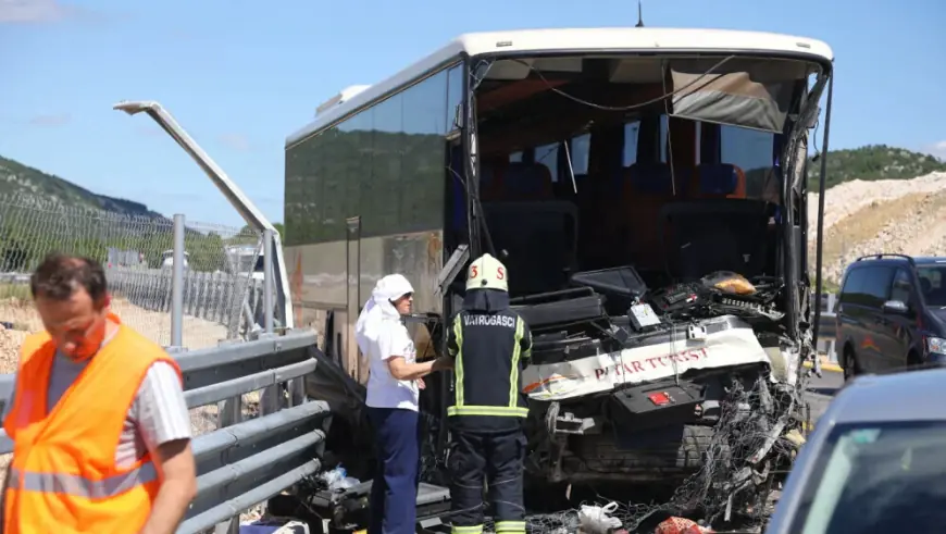 TEŠKA NESREĆA NA AUTOCESTI: SUDARILA SE DVA AUTOBUSA, OZLIJEĐENE PREBACILI U BOLNICU