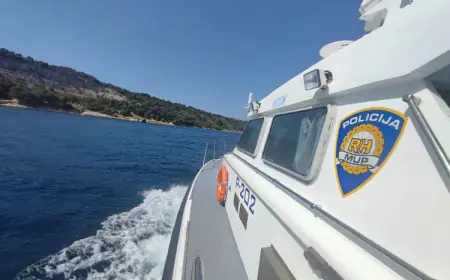 RIJEČKA POMORSKA POLICIJA SPASILA NJEMAČKU OBITELJ U KAJAKU