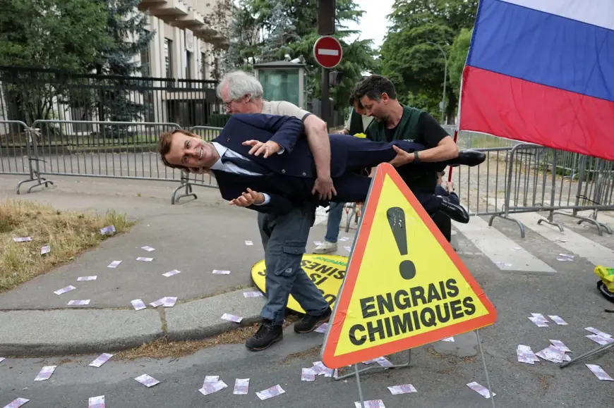 GREENPEACE UKRAO VOŠTANU FIGURU MACRONA I POSTAVIO JE ISPRED RUSKOG VELEPOSLANSTVA