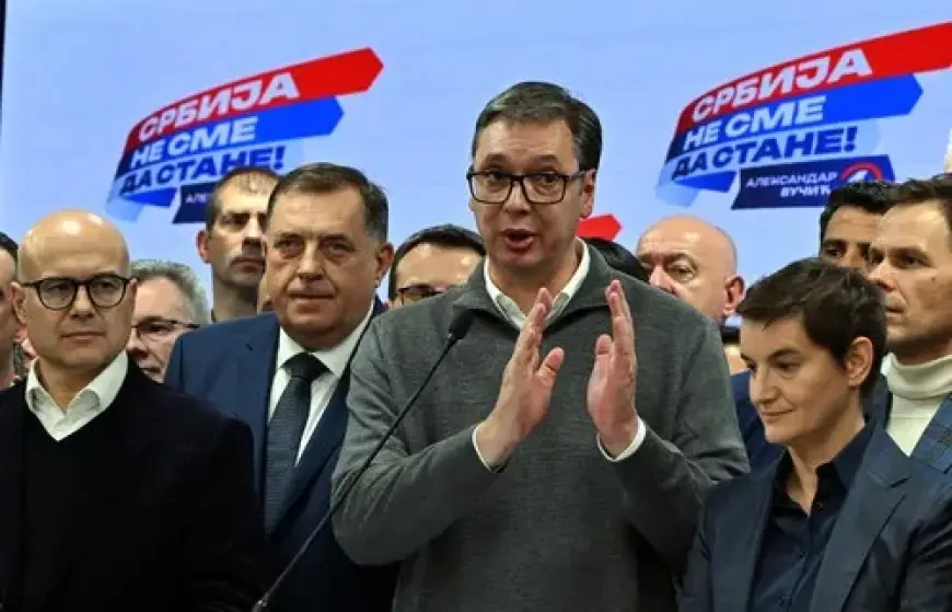 BUKA TIJEKOM VUČIĆEVE KONFERENCIJE ZA MEDIJE: STUDENTI I GRAĐANI ZVIĐDE I TRAŽE IZBORE U SRBIJI
