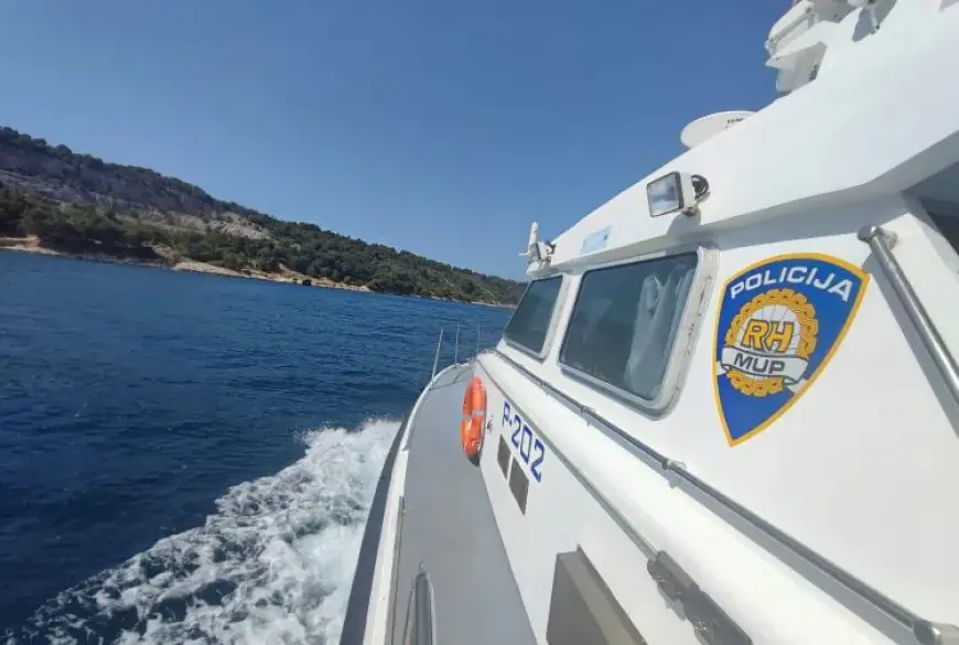 RIJEČKA POMORSKA POLICIJA SPASILA NJEMAČKU OBITELJ U KAJAKU