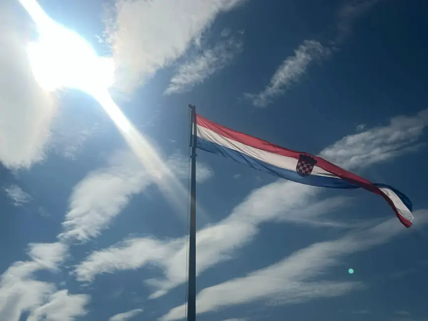 POLICIJA ISTRAŽUJE: S KNINSKE TVRĐAVE UKRADENA HRVATSKA ZASTAVA