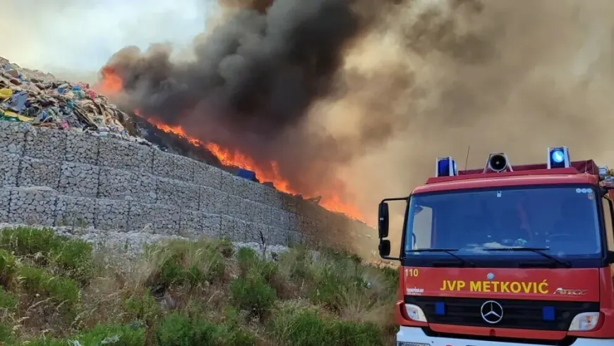 VELIKI POŽAR NA DEPONIJU U DALMACIJI, U POMOĆ STIGLI I KANADERI