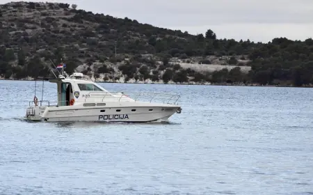 KATAMARAN SE PREVRNUO KOD OTOKA KAPRIJE. LJUDI ZAVRŠILI U MORU, SPAŠENI SU