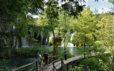 TURISTIČKI VLAK SLETIO S CESTE NA PLITVICAMA, IMA OZLIJEĐENIH: "U BLIZINI JE PROVALIJA, DOBRO DA NIJE DOŠLO DO VEĆE NESREĆE"