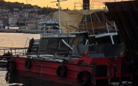 U SPLITU IZVUČEN BROD KRUNA MORA KOJI SE POTOPIO U VELIKOJ OLUJI