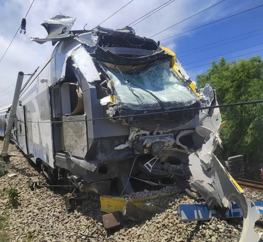 UŽAS KOD SLAVONSKOG BRODA: VLAK NALETIO NA KAMION, VOZAČ PREMINUO