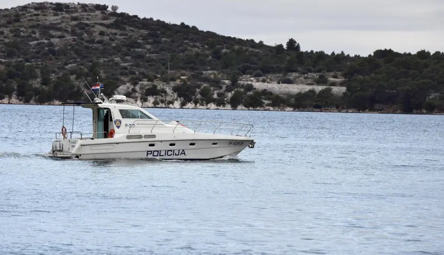 KATAMARAN SE PREVRNUO KOD OTOKA KAPRIJE. LJUDI ZAVRŠILI U MORU, SPAŠENI SU
