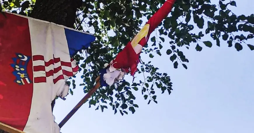 KOD ŽEPČA SPALJENA ZASTAVA REPUBLIKE HRVATSKE, OBAVIJEŠTENA POLICIJA