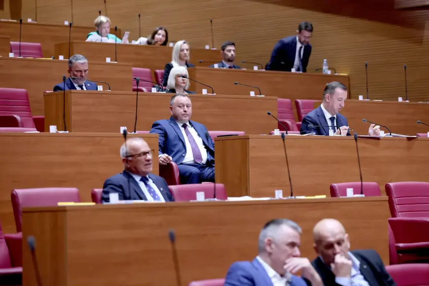 U SABORU ŽESTOKO ZBOG THOMPSONA: S GOVORNICE SE ČUO ZA DOM SPREMNI, USLIJEDILE BURNE REAKCIJE