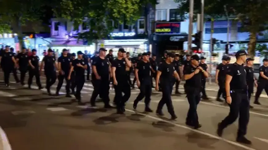 VAL PROSVJEDA U SRBIJI: BLOKIRANA AUTOKOMANDA, HUMANITARNE AKCIJE...JEDAN POLICAJAC SKINUO FANTOMKU