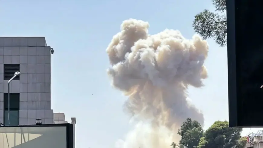 IZRAEL BOMBARDIRAO SREDIŠTE DAMASKA, BROJE SE MRTVI I RANJENI. SNIMLJEN TRENUTAK UDARA NA ZGRADU MINISTARSTVA