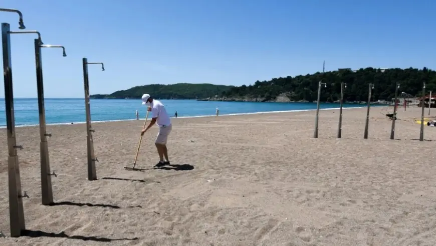DJEVOJKA UBIJENOG MLADIĆA STIGLA NA MJESTO STRAŠNOG ZLOČINA NA JADRANSKOJ PLAŽI: POLICAJCI JE SMIRIVALI DOK JE JECALA I BACALA STVARI