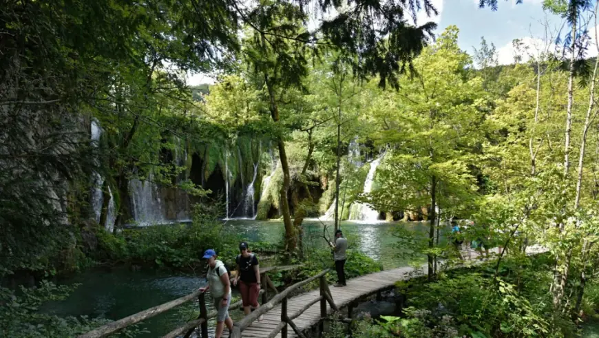TURISTIČKI VLAK SLETIO S CESTE NA PLITVICAMA, IMA OZLIJEĐENIH: "U BLIZINI JE PROVALIJA, DOBRO DA NIJE DOŠLO DO VEĆE NESREĆE"