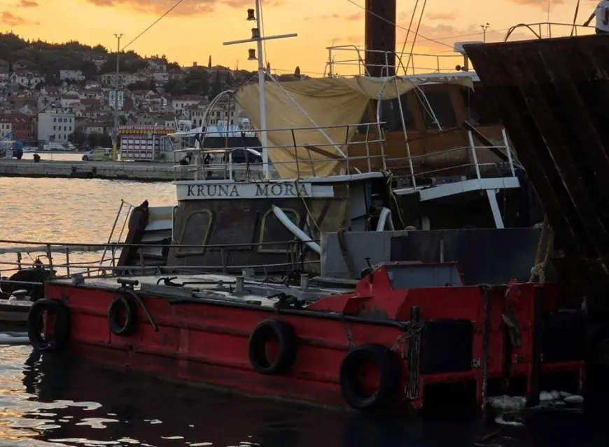 U SPLITU IZVUČEN BROD KRUNA MORA KOJI SE POTOPIO U VELIKOJ OLUJI