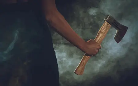 SLOMILA MU VRAT: MAJKA SJEKIROM IZUDARALA SINA DOK JE SPAVAO!