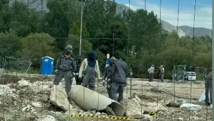 GRAĐANI U PANICI: "AZBESTNE CIJEVI TU LEŽE, A ONI PO NJIMA UDARAJU!", OGLASIO SE IZVOĐAČ RADOVA