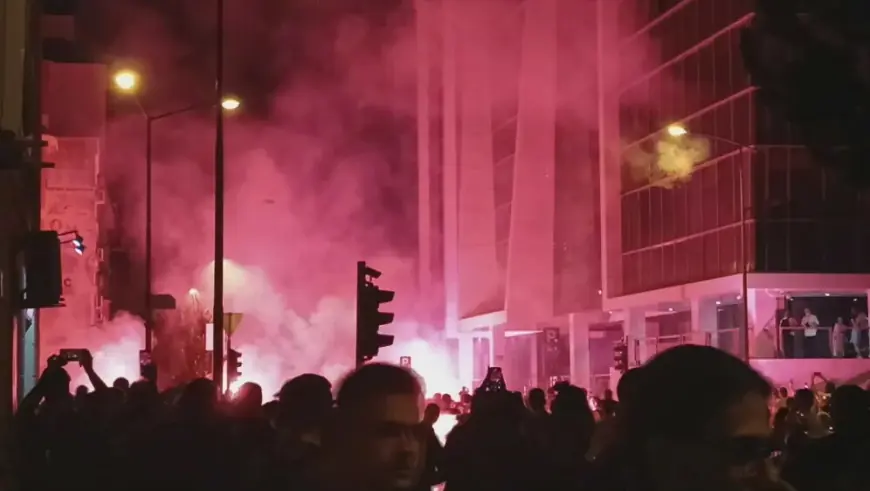 ULIČNI RATOVI NA SRPSKIM ULICAMA: MASKIRANI MUŠKARCI S PALICAMA MARŠIRAJU NOVIM SADOM I TUKU GRAĐANE