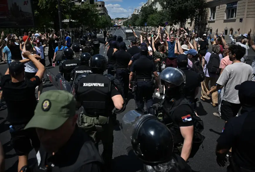 OD HULIGANA DO "LOJALISTA": JE LI SRBIJA NA RUBU GRAĐANSKOG RATA?