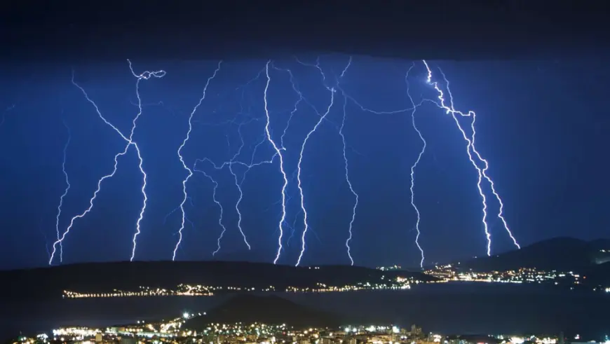STIŽE GRMLJAVINSKO NEVRIJEME, UPALJEN METEOALARM: NAJGORE OČEKUJE OVE DVIJE REGIJE