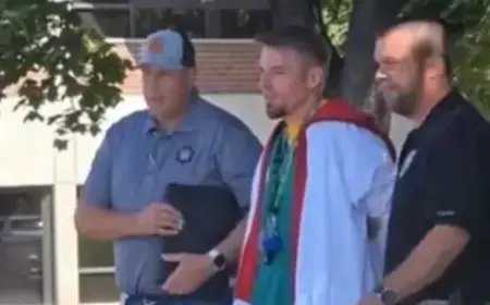 UHIĆEN ČOVJEK KOJI SE UŠULJAO NA MJESTO UBOJSTVA CHARLIEJA KIRKA: OBUKAO SE U DOKTORA I SNIMIO SELFIE