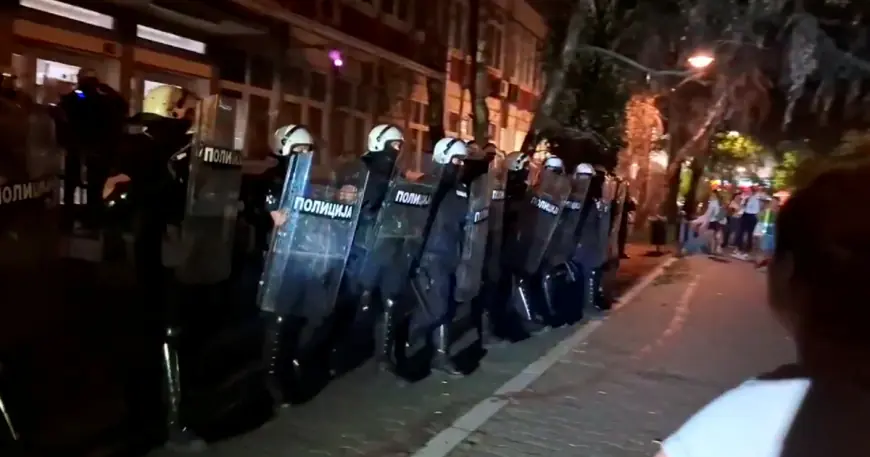 PROSVJEDI DILJEM SRBIJE. POLICIJA UPOTRIJEBILA ŠOK-BOMBE U NOVOM SADU