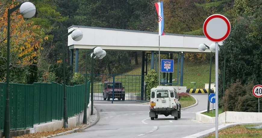 DOVEZAO SE DO MILANOVIĆEVOG UREDA NA PANTOVČAKU I POKUŠAO UĆI. ZAUSTAVILI SU GA