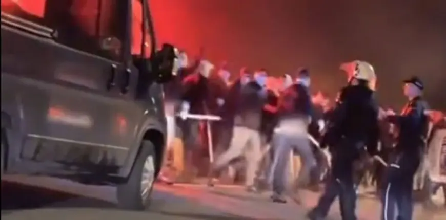 NEVJEROVATNE SCENE IZ SRBIJE: HULIGANI S PALICAMA PROLAZE, POLICAJCI GLEDAJU I PUŠTAJU IH