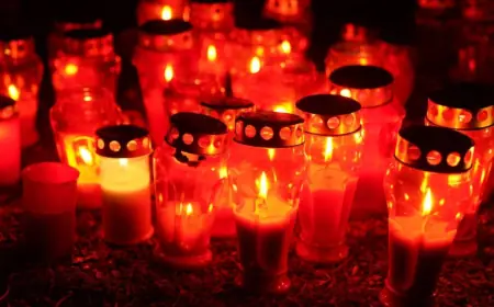 MNOGI VEĆ PRISTIŽU NA POČIVALIŠTA NAJMILIJIH. SVIJEĆE POSEBNIM SJAJEM OBASJALE MIROGOJ