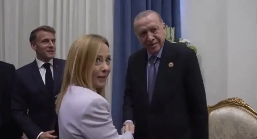 ERDOGAN REKAO MELONI: MORAM TE NATJERATI DA PRESTANEŠ PUŠITI. MACRON: TO JE NEMOGUĆE