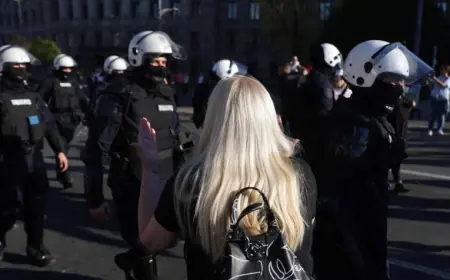 VRIJE U SRBIJI! GRAĐANI UZ MAJKU POGINULOG MLADIĆA KOJA ŠTRAJKA GLAĐU: "VUČIĆ JE UŠAO U MINSKO POLJE..."