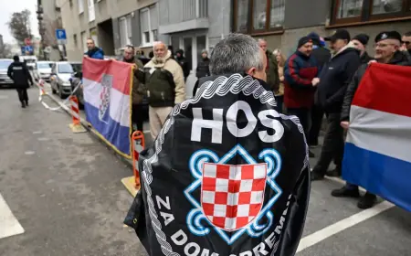 KORDON POLICIJE I DESNIČARI PRED TOMAŠEVIĆEVIM STANOM: "SENF, AUFWIERDESEN"