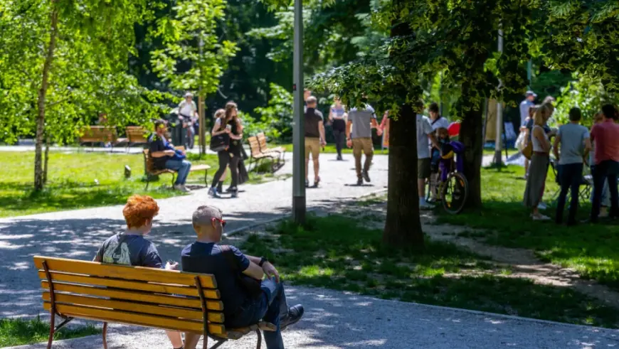 PRIVELI MUŠKARCA KOJI JE U PARKU NAPAO STRANOG RADNIKA, DVOJICU NASLINIKA JOŠ TRAŽE