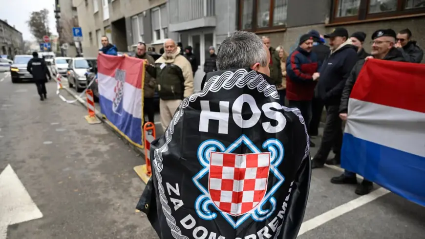 KORDON POLICIJE I DESNIČARI PRED TOMAŠEVIĆEVIM STANOM: "SENF, AUFWIERDESEN"