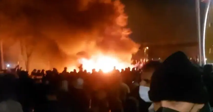 GORI JEDNA OD NAJVEĆIH DŽAMIJA U IRANU: "OVO NIJE KAOS. OVO JE 47 GODINA BIJESA"