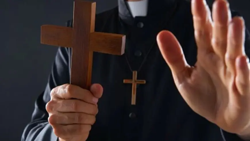 VJERNIKE UZNEMIRILA NALJEPNICA NA BLAGOSLOVU DOMOVA: "TKO JE TO NACRTAO, TREBA GA KAZNITI. ZAPALILA SAM JE"