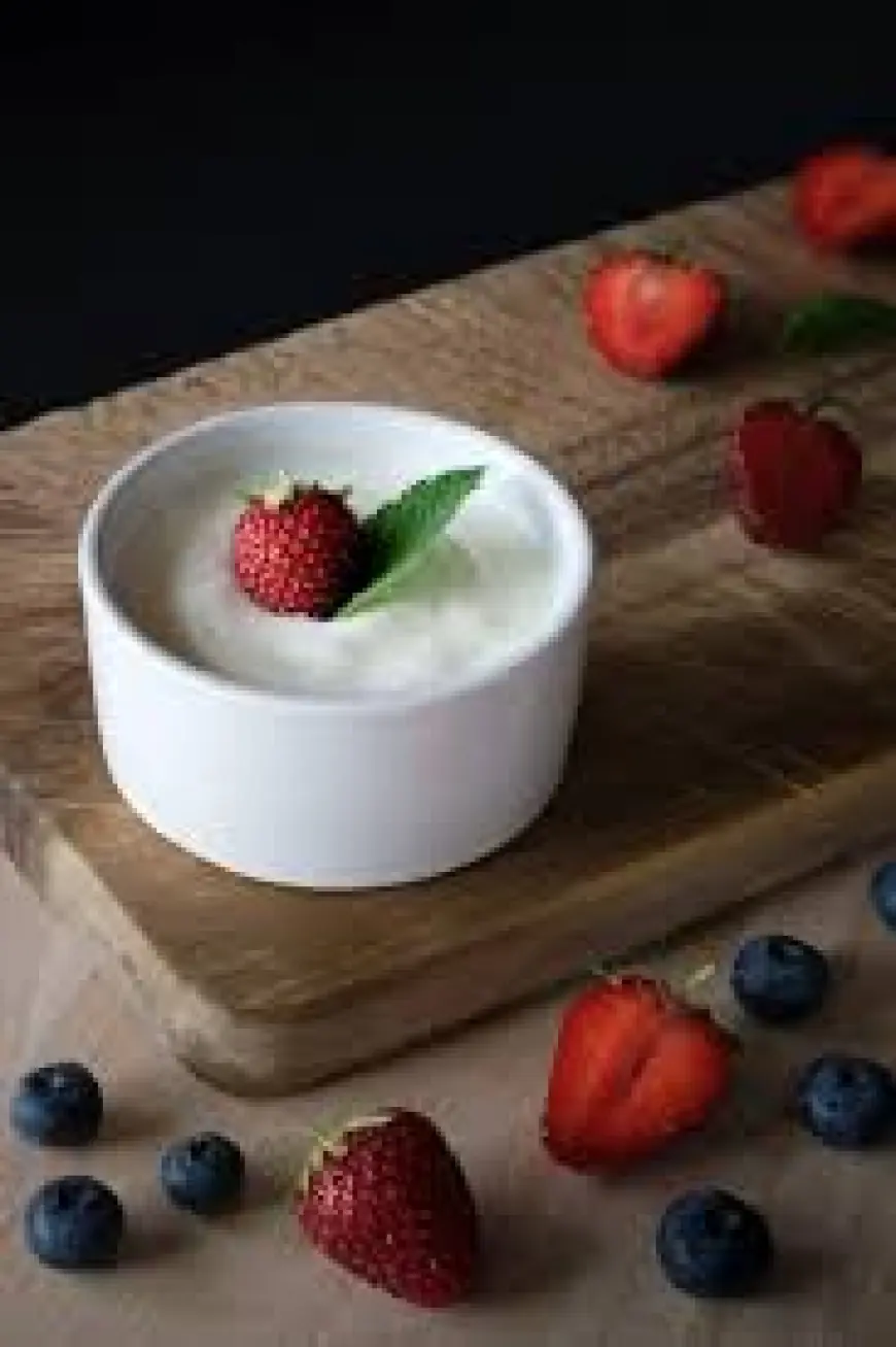 GRČKI ILI OBIČNI JOGURT: KOJI JE BOLJI IZBOR PROTEINA I PROBIOTIKA