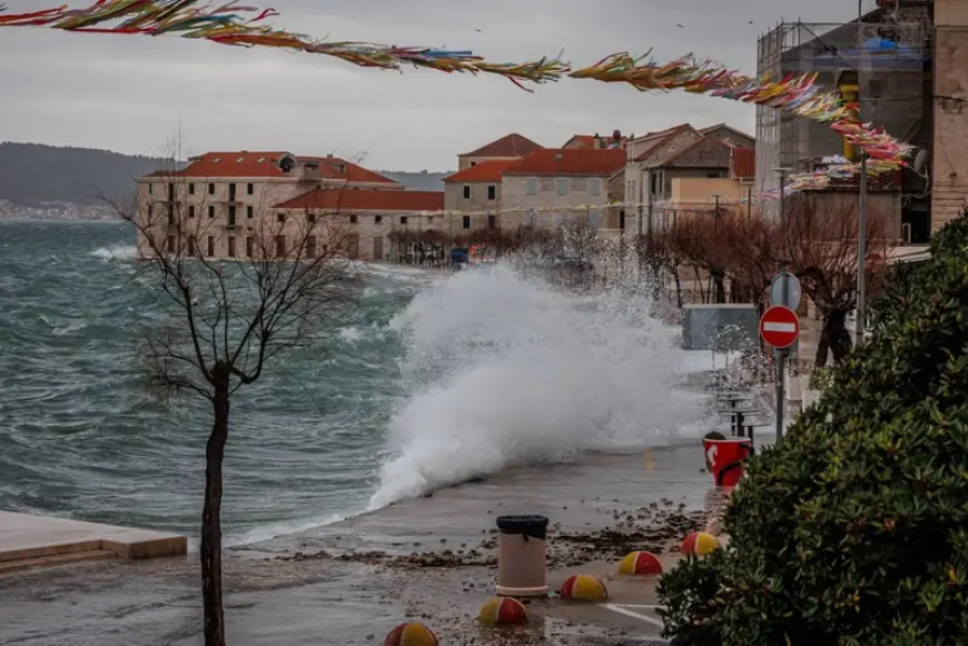 GOLEMI VALOVI POPLAVILI DALMACIJU. METEOROLOZI NAJAVLJUJU NOVI VAL OBILNE KIŠE