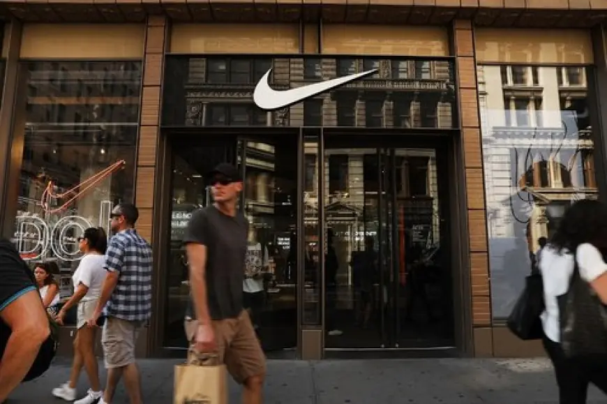 TRUMP SE SAD NAMJERIO I NA NIKE