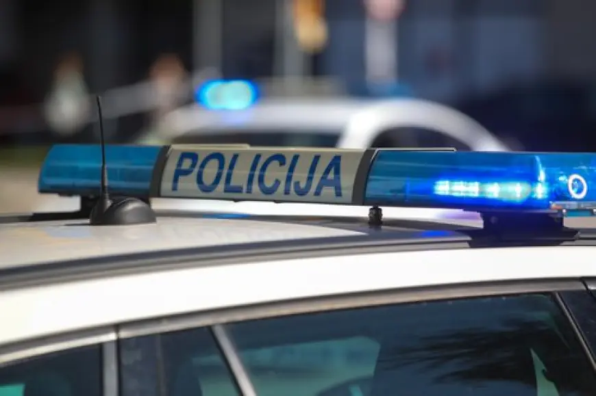 KAOS KOD SLATINE: AUTOM KRENUO NA POLICAJCA PA BACAO DROGU IZ VOZILA
