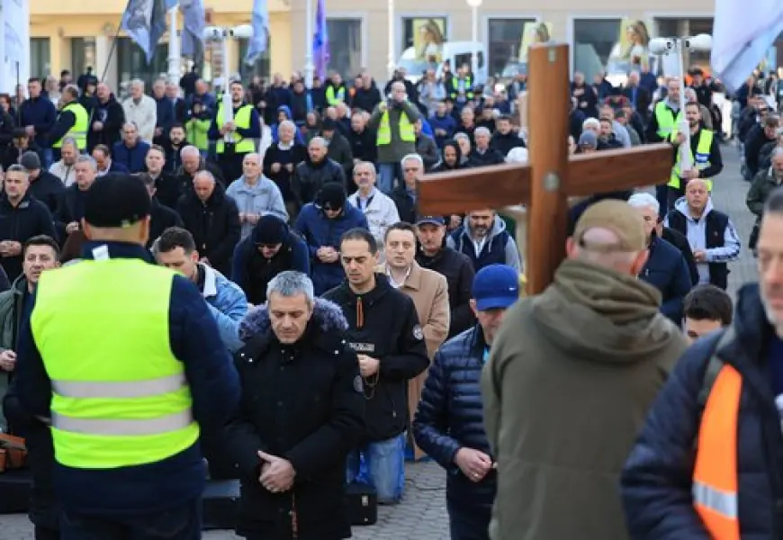 MOLITELJI NA TRGOVIMA: U ZAGREBU IH DOČEKALI PROSVJEDNICI