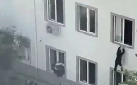 STRAŠNA SNIMKA: UČENICI BJEŽALI OD NAPADAČA I SKAKALI KROZ PROZOR