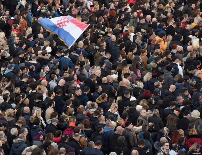 ZAVRŠIO VELIKI PROSVJED U ZAGREBU: "DIGNITE PLAĆE I MIROVINE ILI ĆE 2028. BITI TRENUTAK ISTINE"