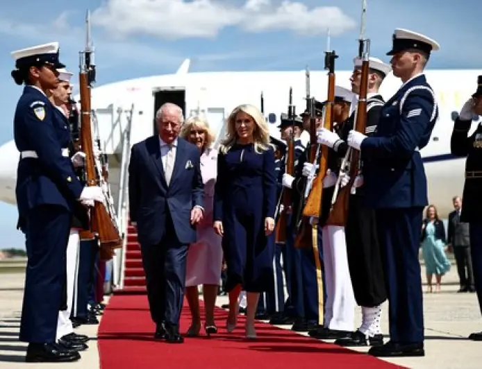 KRALJ CHARLES DOŠAO U SAD NAKON DRAME NA VEČERI ZA NOVINARE I DIPLOMATSKIH NAPETOSTI