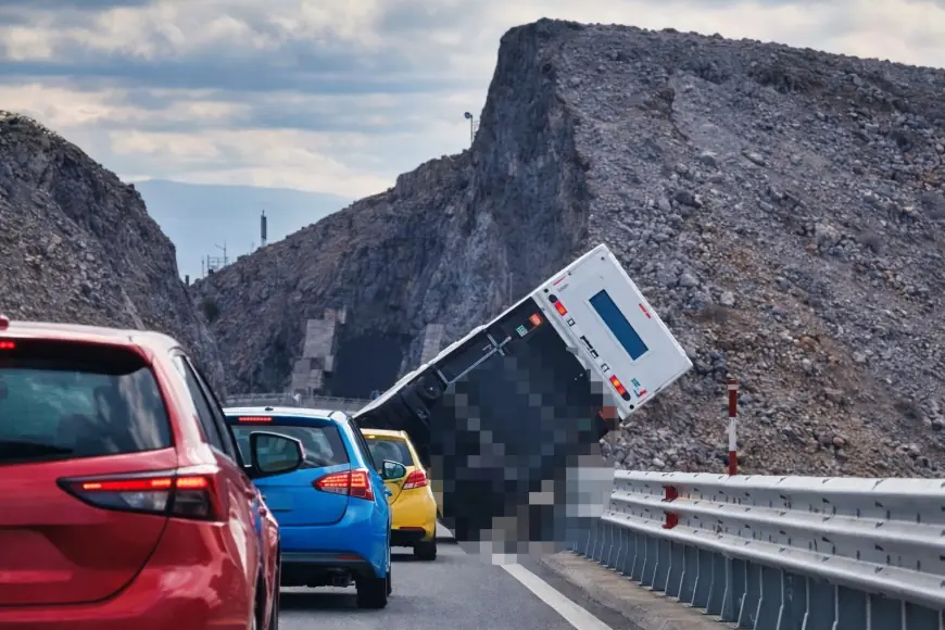 ORKANSKI VJETAR PREVRTAO PRIKOLICE NA KRČKOM MOSTU, JEDNA OSTALA VISJETI S OGRADE